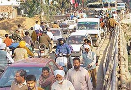 Vehicles lined up in long queues on the busy Kalka-Ambala highway as Congress supporters and security guards of the VIPs parked their vehicles in a haphazard manner creating a chaotic scene in Zirakpur 
