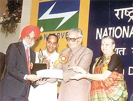 Vice-President Bhairon Singh Shekhawat presenting National Energy Conservation Award to Mr Jaspal Singh, Executive Director, Panipat Refinery