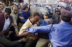 Bangladeshi journalists scuffle with policemen