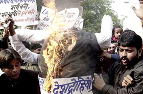 Activists of the National Human Rights Council burn the effigy of lawyers