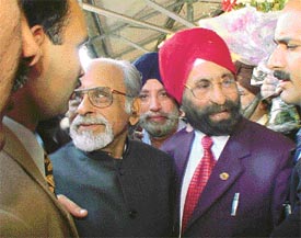 Former Prime Minister Inder Kumar Gujral being received by Mr N.S. Nanda, president of the Punjab Dhan Pothohar Brotherhood,