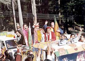 Chief Minister Prem Kumar Dhumal waves to the crowd after launching �vishwas yatra�