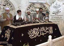 Mr Zafarullah Khan Jamali, Prime Minister of Pakistan, offers prayers at the grave of Data Ganj Baksh in Lahore on Saturday.