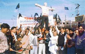 Shopkeepers of Lakshmi Market hold demonstration, carrying an effigy of the PUDA administration