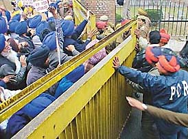 Activists of the Shiromani Akali Dal protest against the helmet directive 