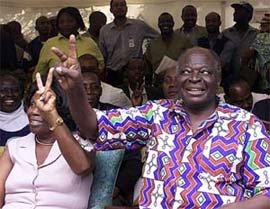 Opposition leader of the National Rainbow Coalition Mwai Kibaki and his wife Lucy make the victory sign