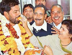 Mr Subhash Chawla's wife offers him a �ladoo� after he was elected the Mayor