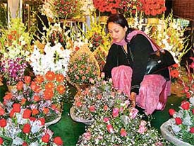 A resident selects a bouquet in the Sector 34 market