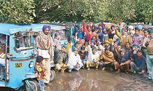 Autorickshaw drivers protest in support of their demands at Chandigarh Bus Stand Sector 17