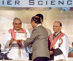 Prime Minister Atal Behari Vajpayee presents the Jawaharlal Nehru birth centenary award to Infosys founder N. R. Narayanamurthy