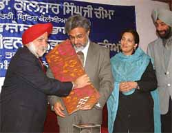 Dr S. P. Singh, Guru Nanak Dev University Vice-Chancellor, presents a traditional "phulkari" to Dr Gulzar Singh Cheema, Health Minister of British Coloumbia