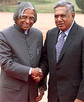 President A.P.J. Abdul Kalam greets his Singapore counterpart S.R. Nathan 