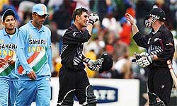 New Zealand's Mathew Sinclair (C) and Scott Styris (R) celebrate their squad's seven-wicket win over India 