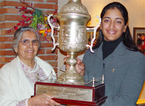 Mrs Wazir Singh presents the trophy to Manrit Kochhar at the Chandigarh Golf Club 