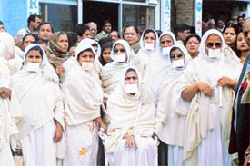 Tapochakeshwari Shubh Ji Maharaj with members of the S.S. Jain Sabha in Grain Market
