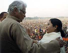 Defence Minister George Fernandes with Mamata Banerjee, Trinamool Congress chief, at a rally against the West Bengal Government in Kolkata 