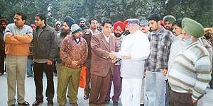 Mr Sat Pal Gosain, former Deputy Speaker of Punjab Vidhan Sabha, leads a delegation of the Lakshmi Shopkeepers Association