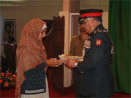 Lieut-Gen S.S. Mehta, GOC-in-C, Western Command, presents the Sena Medal to Mrs Baljinder Kaur, widow of Nb-Sub Mohinder Singh