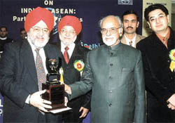 Former Prime Minister I . K. Gujral presenting the 2003 IMM Award