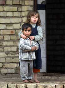 Iraqi children watch UN weapons inspectors
