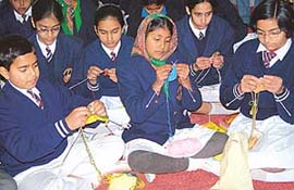 Participants of �Aao Bune� Contest exhibit their knitting talent at Guru Nanak Public School