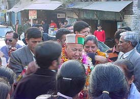 Congress workers welcome former Chief Minister Virbhadra Singh