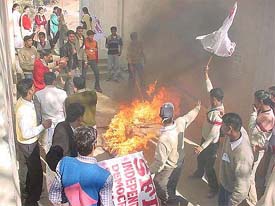 SFI activists burn the effigy of Chief Minister Prem Kumar Dhumal