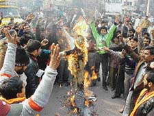 Shiv Sena activists burn an effigy of Ram Jethmalani, who has decided to fight the case of terrorists 