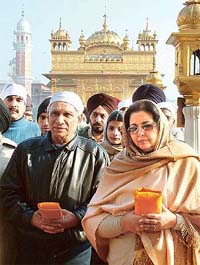 Yash Chopra along with other family members comes out of the Golden Temple