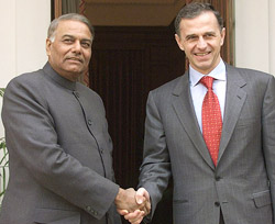 Indian Foreign Minister Yashwant Sinha shakes hand with his Romanian counterpart