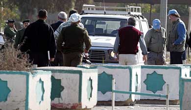 UN weapons inspectors wait to enter the Al-Jamhoury Presidential Palace