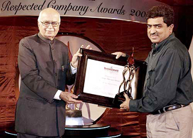 L.K. Advani presents the Businessworld�s Most Respected Company, 2003, award to Infosys 