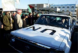 Weapons inspectors try to pass by Iraqi journalists