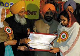 Union Minister for Chemicals and Fertilisers Sukhdev Singh Dhindsa presents the Giani Lal Singh Award