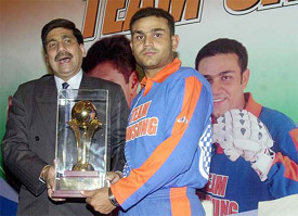 R. Zutshi, director of Samsung India Electronics LTD, presents the Samsung ESPN Cricket Award