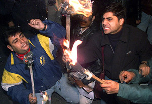 Kashmiri migrants shout anti-Pakistan slogans