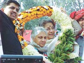 Chief Minister Sheila Dikshit and AICC general secretary Ambika Soni at the �Halla Bol� rally in the Capital