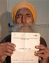 Nihang Puran Singh shows discharge card of Kakkar Hospital to the SIT team which recorded statements at Amritsar 
