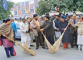 Mayor Subhash Chawla, Devinder Singh Babla, former Mayor, Lalit Joshi, councillors Pushpa Sharma, Sohan Lal and Harpreet Kaur at the launch of the "Garbage bin free" campaign in Chandigarh