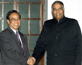 Foreign Minister Yashwant Sinha shakes hand with his visiting Myanmar counterpart Win Aung