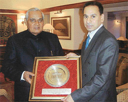 Mr Barjinder Singh Sodhi presents a memento to Prime Minister Atal Behari Vajpayee