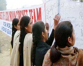 College students wish Indian cricket team for the World Cup through a signature campaign