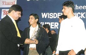 Former Cricketers� Association secretary Rakesh Handa felicitating Indian World Cup team members Parthiv Patel and Ashish Nehra