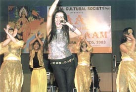 Chanteuse Shibani Kashyap casting a spell over the audience with her mesmerising numbers 