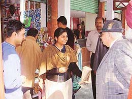 Lieut-Gen J.F.R. Jacob (retd) interacts with students