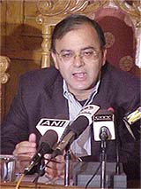 Mr Arun Jaitley addresses a press conference at Shimla