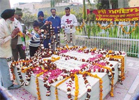 Villagers of Dhude Ke pay tributes to Lala Lajpat Rai on the occasion