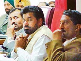 Mayor Subhash Chawla (second from right) chairing the first meeting of Municipal Corporation after taking over from Ms Lalit Joshi in Chandigarh