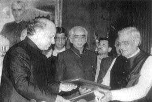 Prime Minister Atal Behari Vajpayee and his Pakistani counterpart Nawaz Sharif exchanging documents after signing the Lahore Declaration
