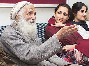 Environmentalist S.L. Bahuguna speaks to students of Dev Samaj College of Education